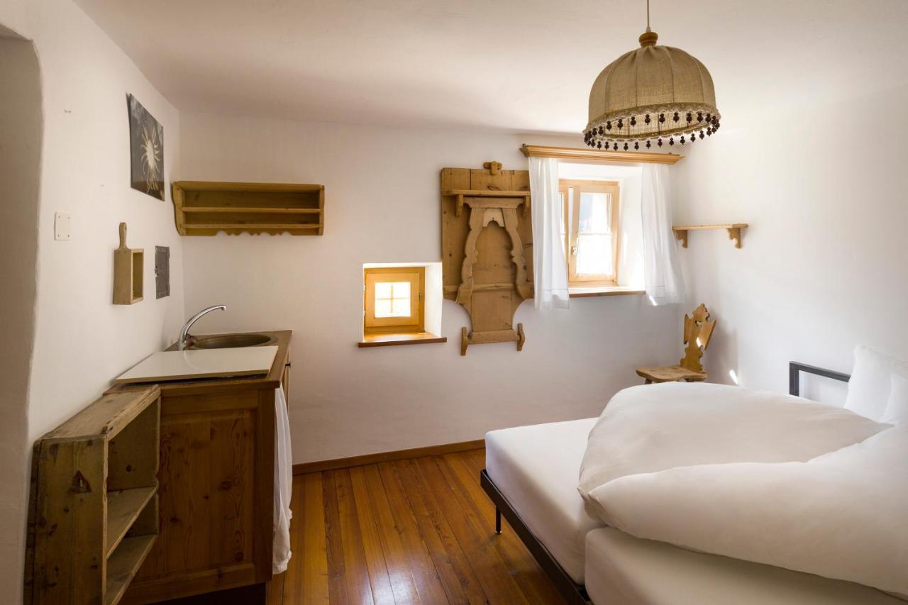 Hotel Chasa Chalavaina Müstair Oda fotoğraf
