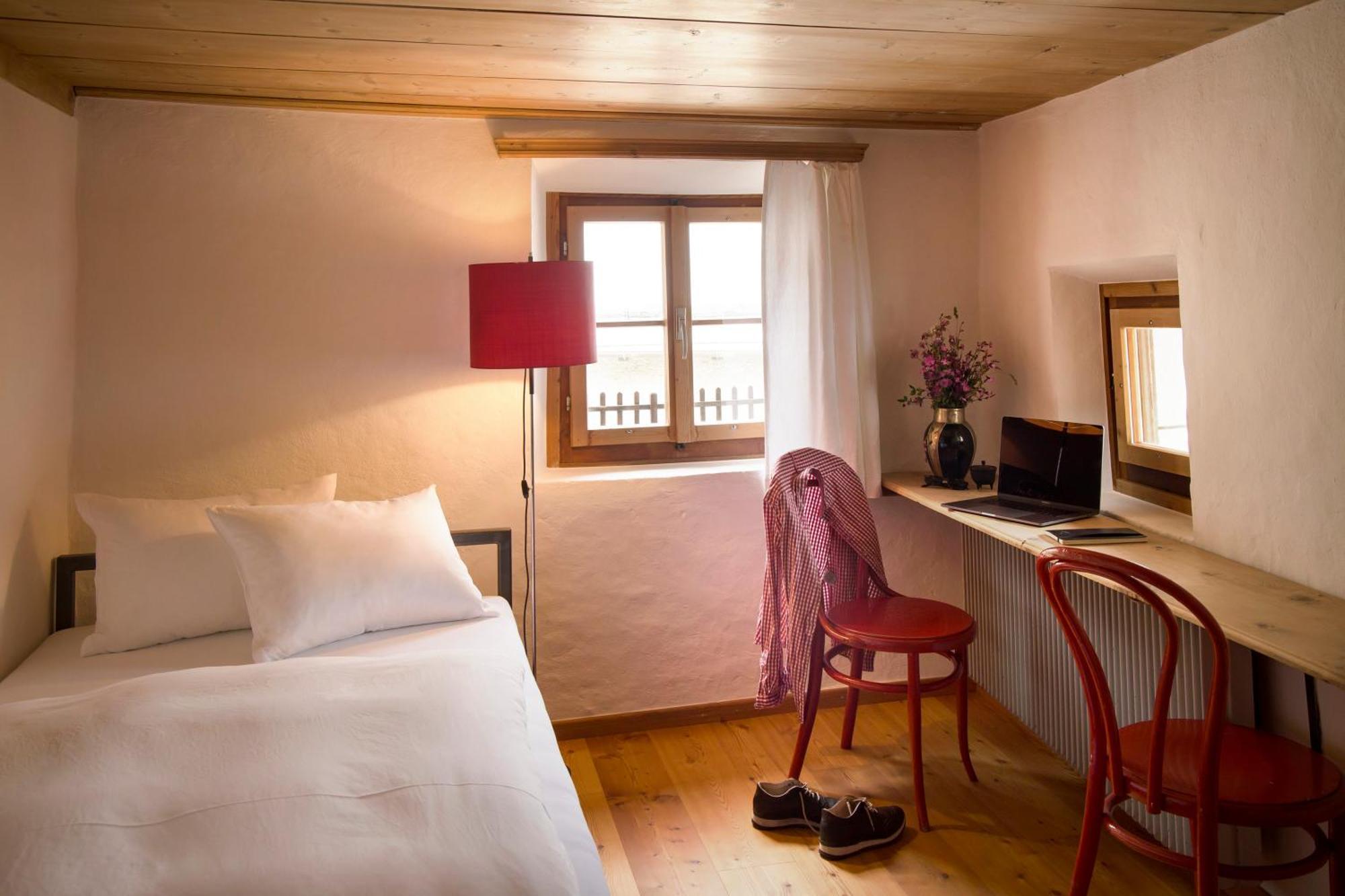 Hotel Chasa Chalavaina Müstair Oda fotoğraf